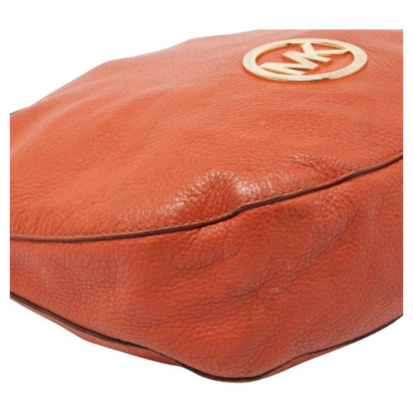 Les sacs à main élégants ne manquent jamais de faire une impression de mode. Faites vôtre ce hobo de créateur en l'associant à vos tenues de travail sophistiquées comme à vos looks décontractés chics.