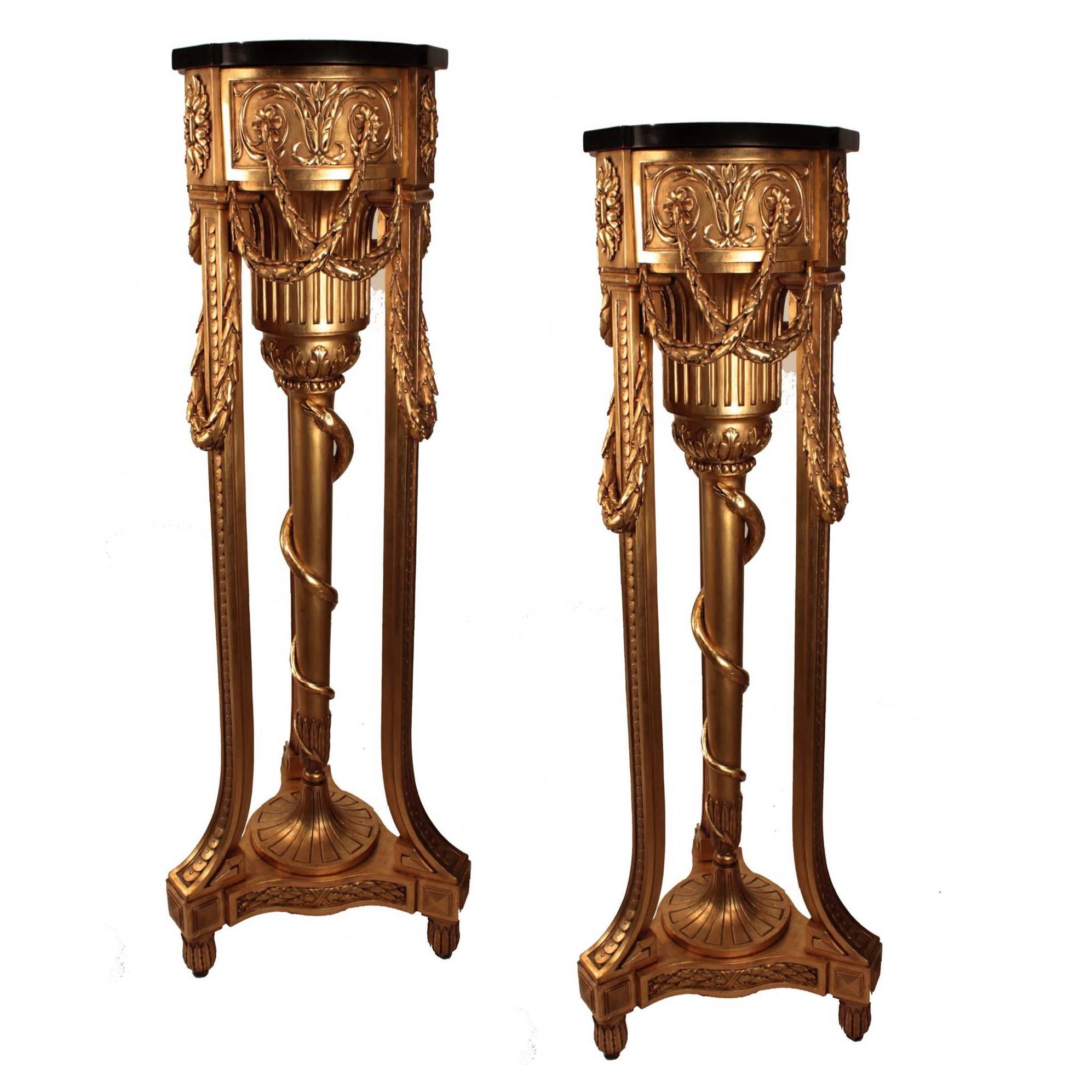 Ein wichtiges Paar von Lampen   George III.  Sockel aus vergoldetem Holz im Adam-Stil  im Angebot