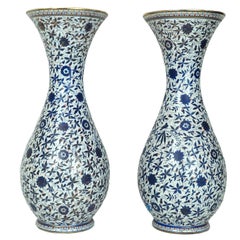 Belle paire de vases à fleurs en porcelaine bleue et blanche de style Iznik turc