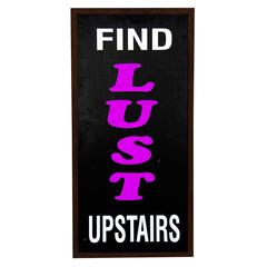 Boîte à lumière vintage "Find Lust Upstairs" (Trouvez la luxure à l'étage)