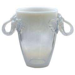 Vase en verre opalescent Art Déco avec poignées en forme de tête d'éléphant par Barolac