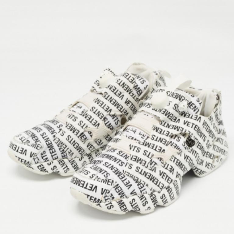 Aggiungete un tocco di classe al vostro abbigliamento con queste sneakers. Realizzate con materiali pregiati, presentano tomaie con lacci e sottopiedi rilassanti. La suola in gomma di questo paio mira a garantirvi la comodità di tutti i giorni.