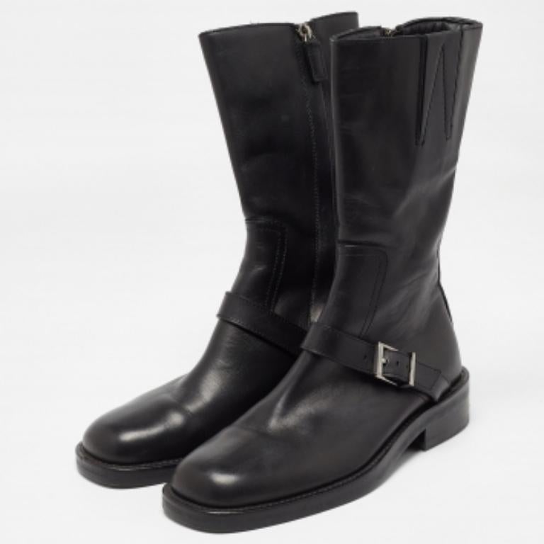 Dai al tuo abbigliamento un aggiornamento di lusso con questo paio di stivali neri di Gucci. Le scarpe sono cucite in modo perfetto per permetterti di distinguerti a lungo.