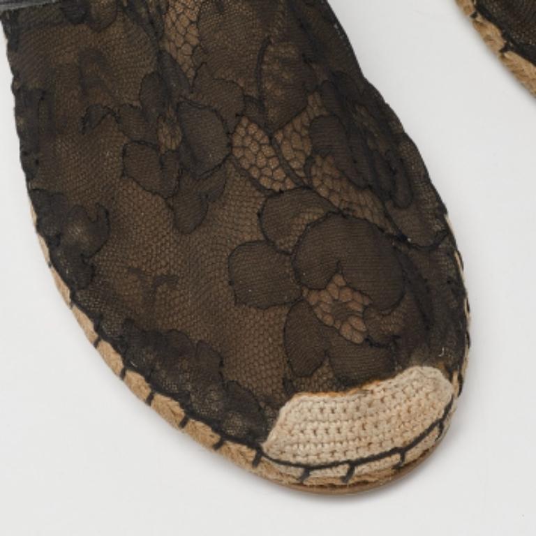 Mélange parfait de luxe, de style et de confort, ces chaussures plates de créateur sont fabriquées à partir de matériaux de qualité et encadrent vos pieds de la manière la plus raffinée qui soit. Ils peuvent être associés à une multitude de tenues