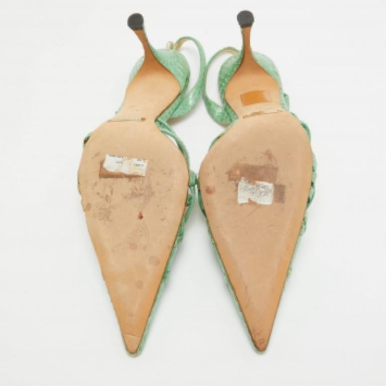 Faites-vous remarquer avec ces escarpins de marque pour femmes. Impeccablement confectionnés, ces talons chics offrent à la fois mode et confort, rehaussant votre look à chaque pas gracieux.