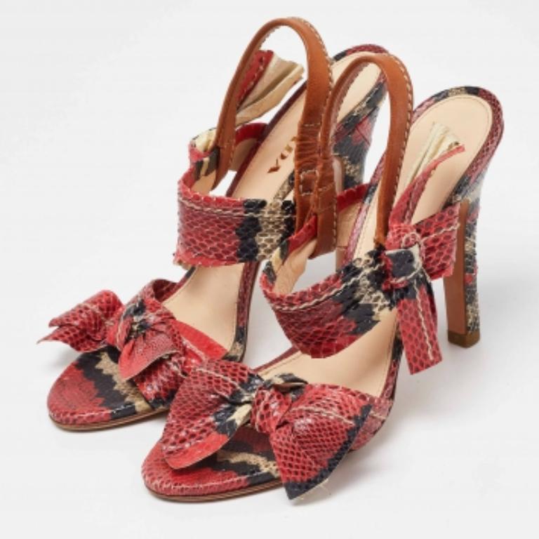 Wear these designer sandals to spruce up any outfit. They are versatile, chic, and can be easily styled. Made using quality materials, these sandals are well-built and long-lasting.
