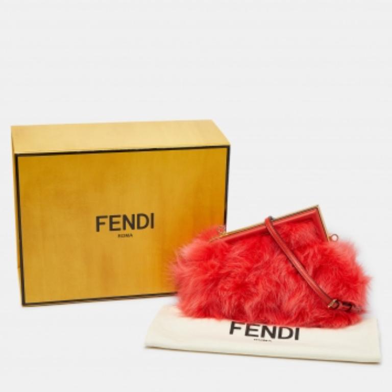 Petite pochette en cuir et fourrure rouge de Fendi pour la première fois en vente 1