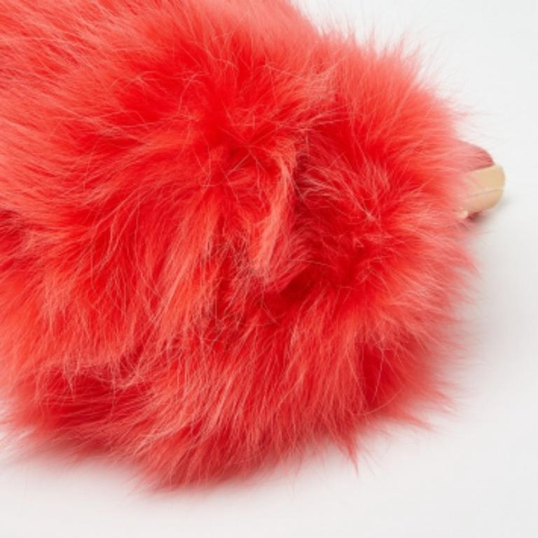 Petite pochette en cuir et fourrure rouge de Fendi pour la première fois Pour femmes en vente