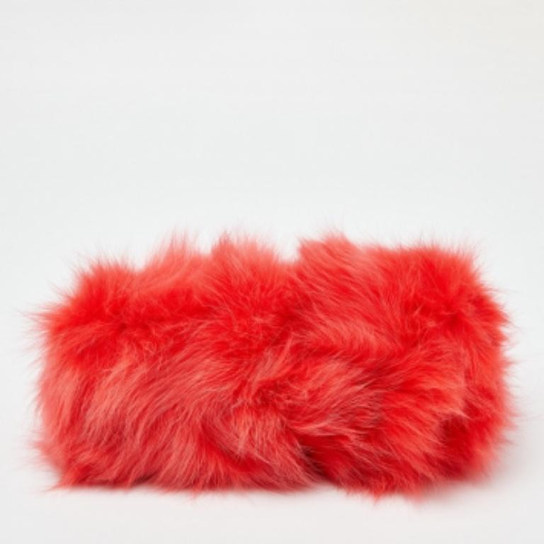 Petite pochette en cuir et fourrure rouge de Fendi pour la première fois en vente 3