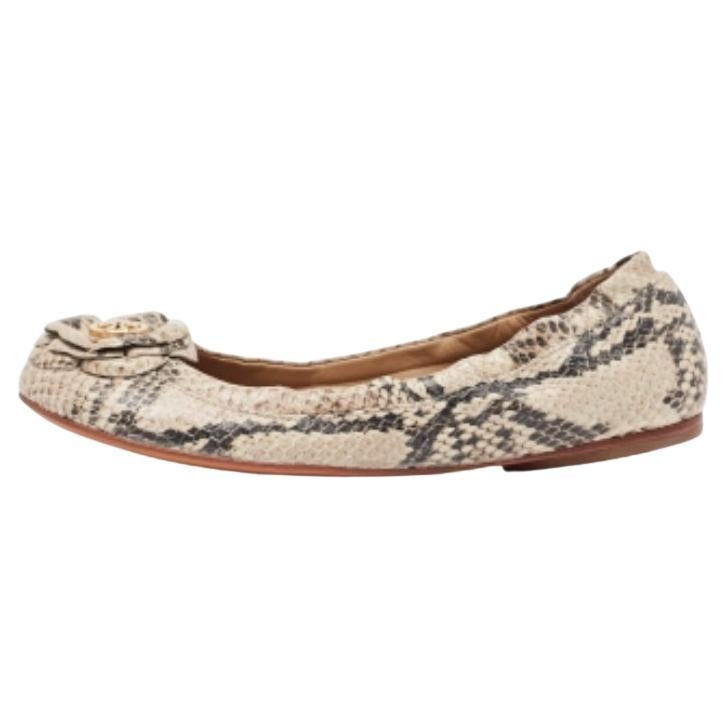 Tory Burch - Ballerines en cuir beige/noir embossé python Taille 37.5 en vente