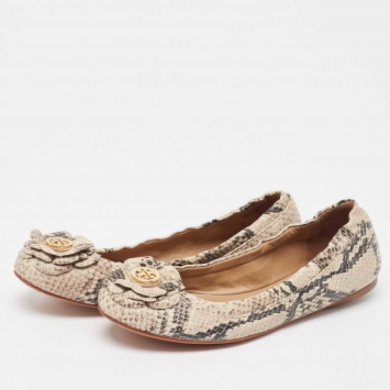 Créez une collection de chaussures avec des paires intemporelles afin de pouvoir les porter longtemps, quelle que soit la saison ou la tendance. Choisissez des paires comme celle de Tory Burch. Il s'agit d'un design simple et sophistiqué, d'une