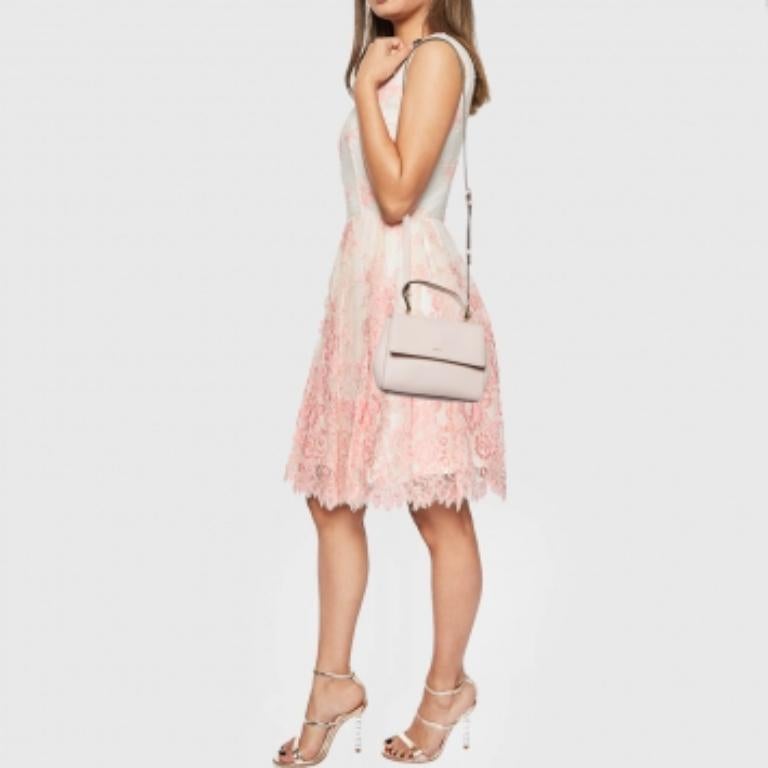 Questa borsa rosa proviene dalla casa di moda DKNY. Realizzata in pelle, ha un interno in nylon che assicura di ospitare i tuoi oggetti essenziali di tutti i giorni senza sforzo. La borsa DKNY con manico superiore è completata dal nome del marchio
