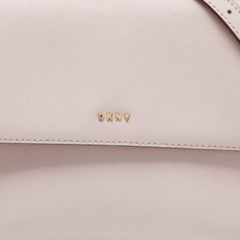 DKNY Borsa in pelle rosa con patta e manico superiore In condizioni buone in vendita a Dubai, Al Qouz 2