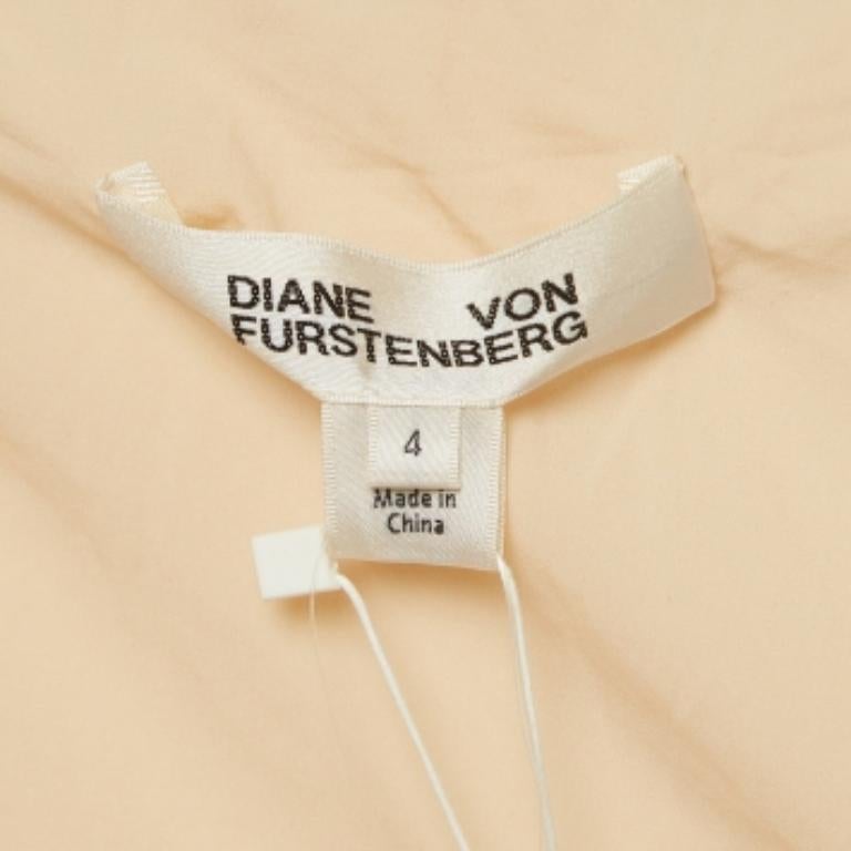 Diane von Furstenberg - Vestito midi monospalla in sbieco di seta e paillettes color crema S In condizioni buone in vendita a Dubai, Al Qouz 2