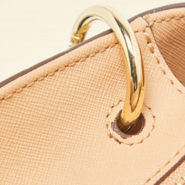 La forma architettonica di questa tote DKNY la rende distinta e alla moda. Realizzato con materiali di prima qualità, può essere portato comodamente in giro ed è dotato di un interno dalle dimensioni perfette.