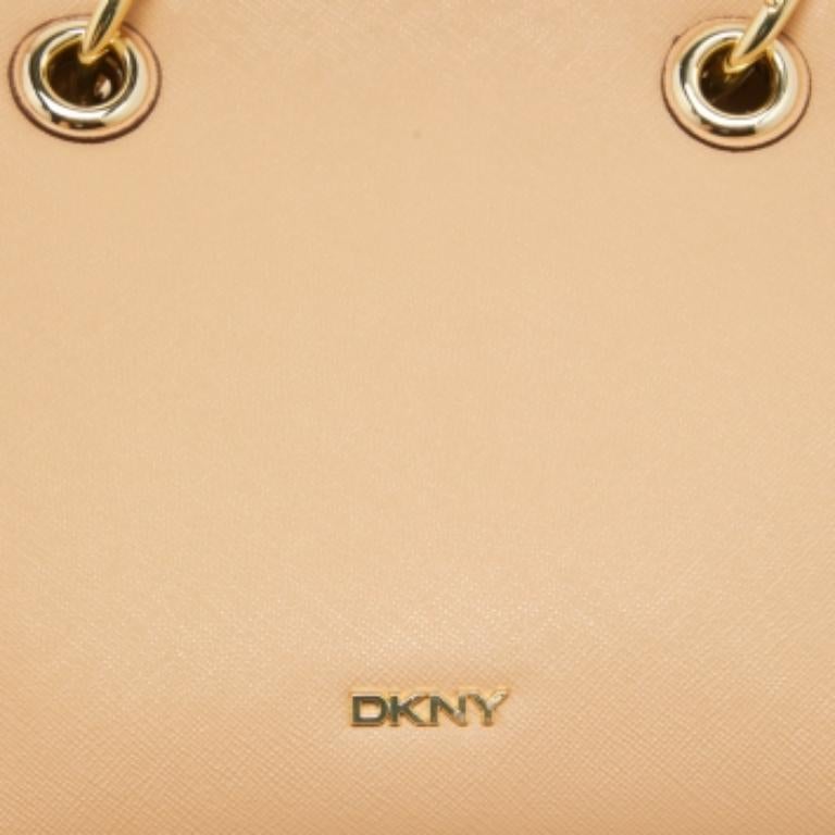 Dkny Tote beige con logo in pelle e goffratura di coccodrillo in vendita 4
