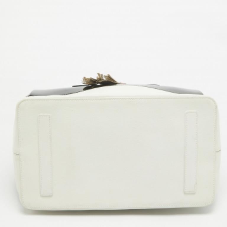 Elegante e facile da trasportare, questa borsa firmata sarà la scelta ideale per il lavoro o per il tempo libero. Foderata bene, questa borsa da donna usata può contenere facilmente tutti i tuoi oggetti essenziali. Può essere tenuto sul braccio o
