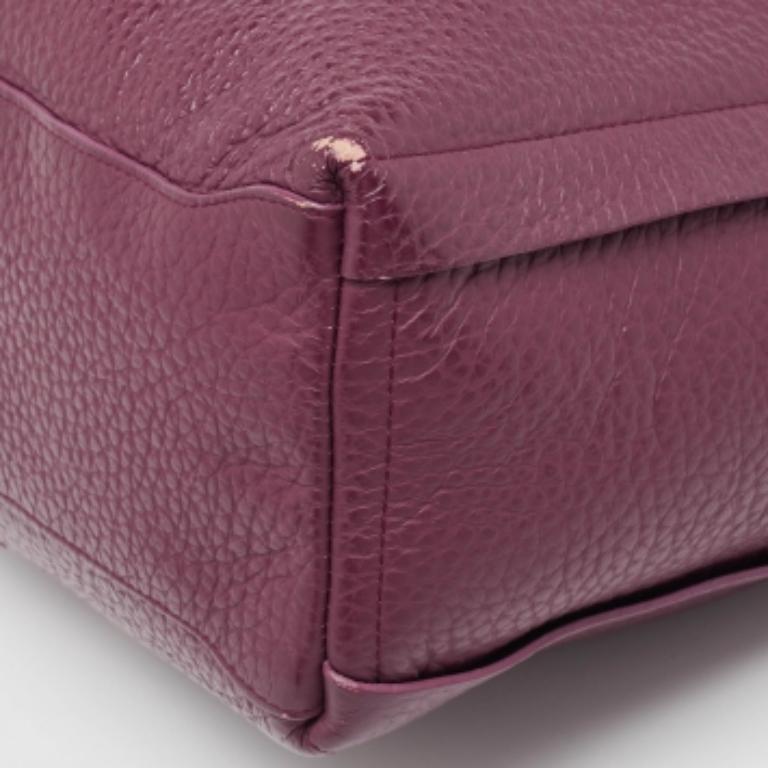 Questa hobo è fatta su misura per trasudare finezza e funzionalità, completando il tuo ensemble con stile. Presenta un esterno ben lavorato e ornato da una bella tonalità e un interno spazioso. Aggiungi un tocco di stile in più ai tuoi look