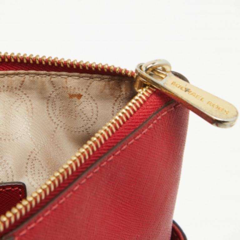 Este atractivo bolso tote para mujer ha sido diseñado para acompañarte en cualquier día. Cómodo de llevar y con un diseño moderno, el bolso se corta con habilidad y se cose para darle una forma estupenda. Está bien equipado para ser un accesorio