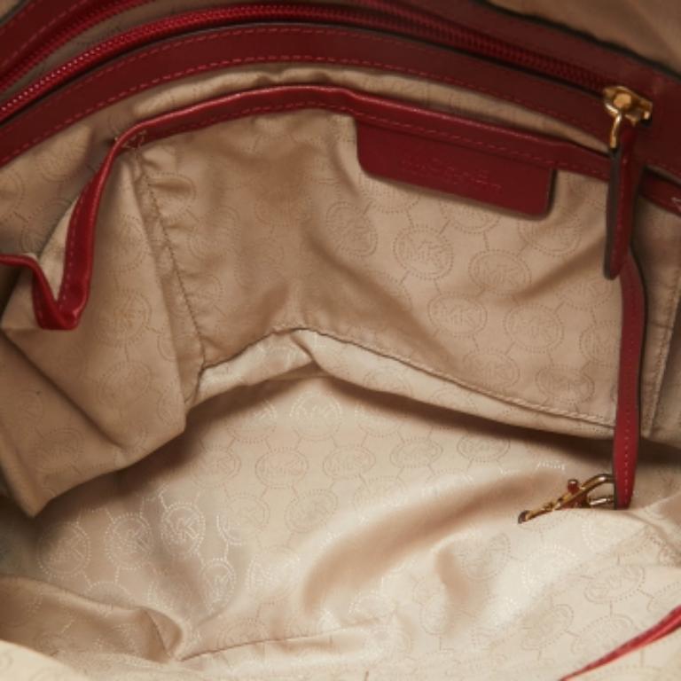 MICHAEL Michael Kors Bolso con cremallera Jet Set de piel saffiano roja en Bueno estado para la venta en Dubai, Al Qouz 2