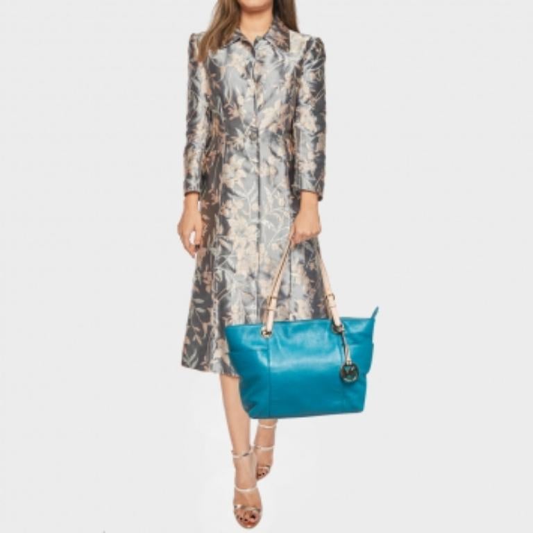 Questa tote Jet Set di Michael Kors mira a garantirti una grande praticità. Con un bellissimo design e una struttura sorprendente, questa borsa in pelle è ricca di dettagli di lusso. Presenta due manici per poterlo trasportare in modo elegante e un