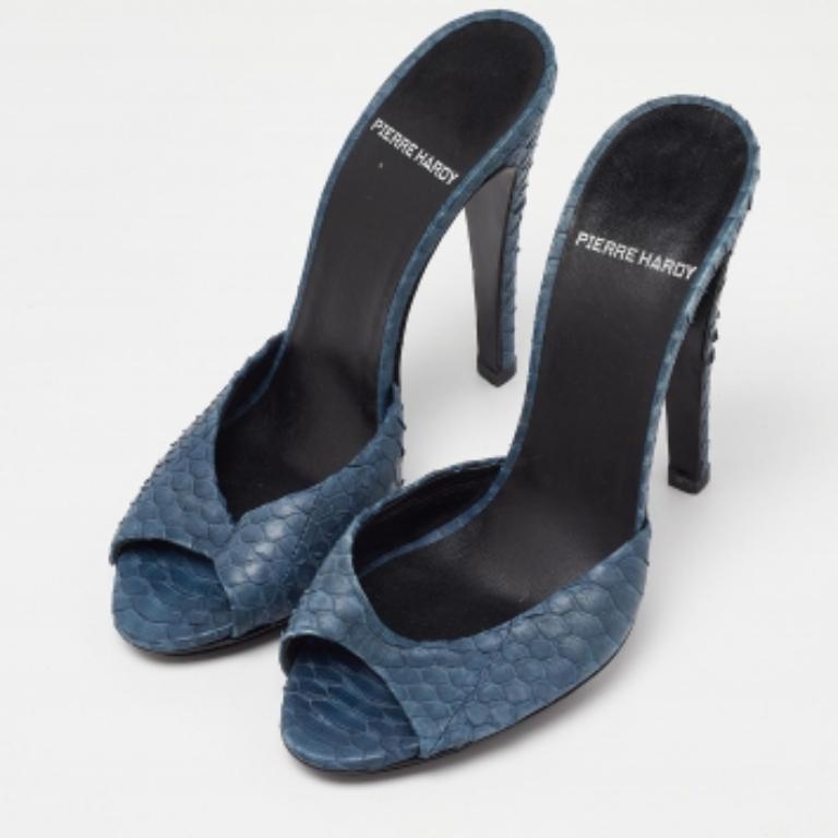 Questi sandali incorniceranno i tuoi piedi in modo elegante. Realizzate con materiali di qualità, sfoggiano un design di classe, solette confortevoli e tacchi resistenti.