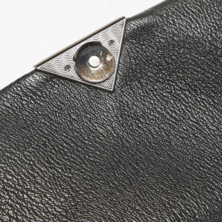 Le borse firmate sono le compagne ideali per le grandi occasioni! Ecco un pezzo che unisce moda e funzionalità, realizzato con precisione. È dotato di un abitacolo ben dimensionato che può contenere facilmente tutti gli elementi essenziali.