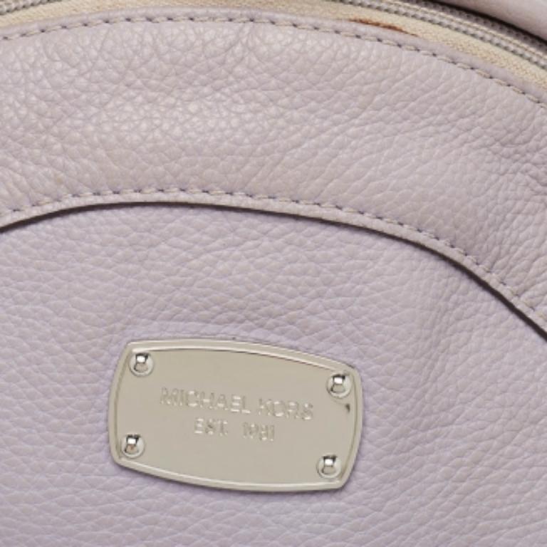 Questo zaino di Michael Michael Kors ti sarà utile per l'uso quotidiano o come dichiarazione di stile. È realizzata in pelle e presenta una tasca frontale e un interno in tessuto chiuso da una cerniera. Due spallacci e un piccolo manico superiore lo