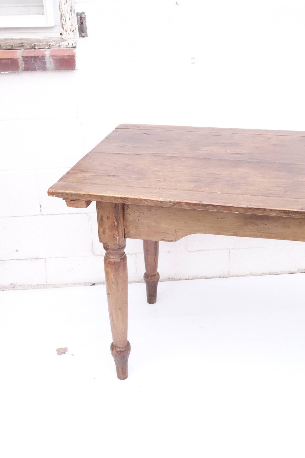 Long French Table in Pine In Good Condition For Sale In Bridgehampton, NY