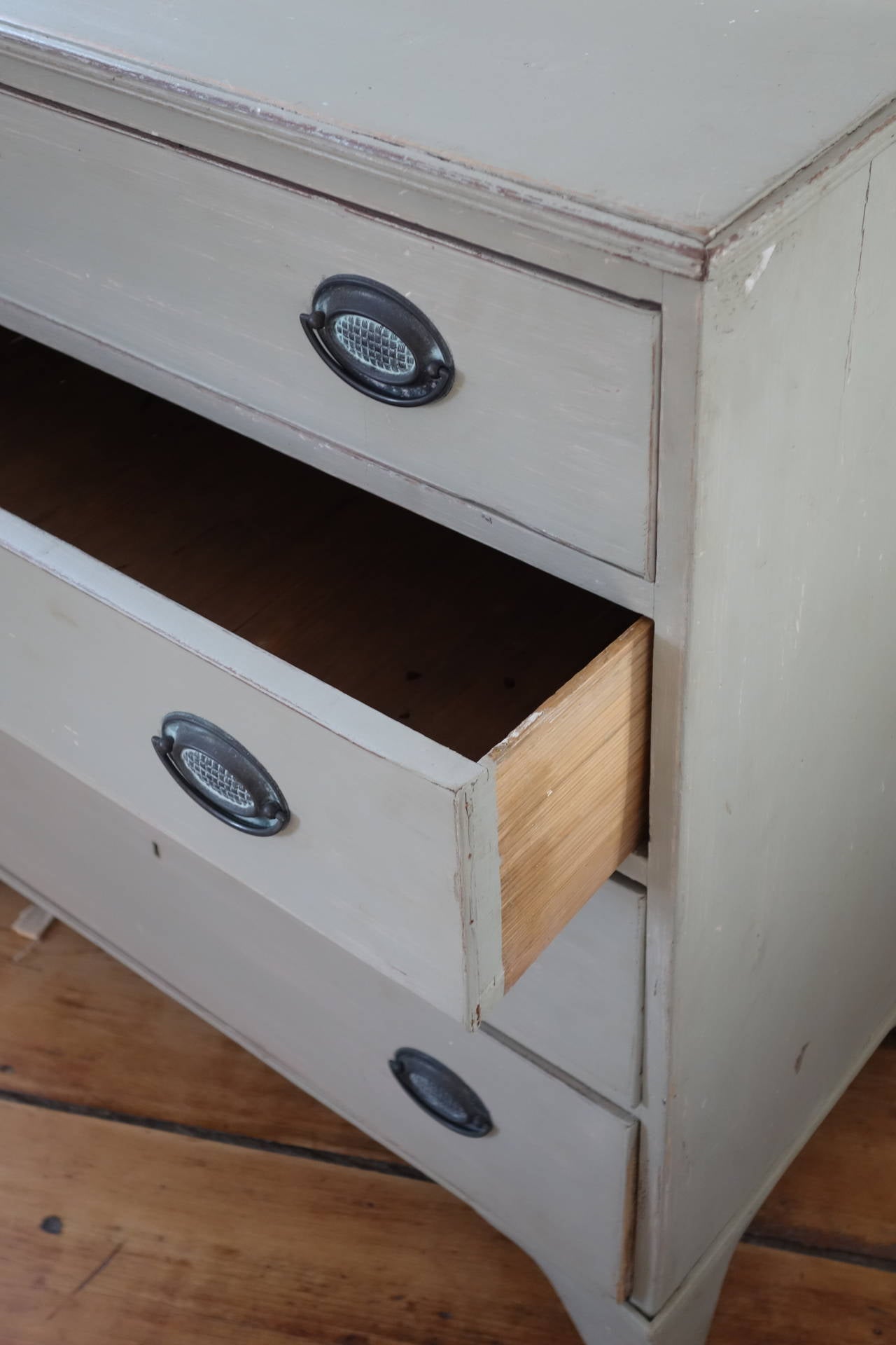 English Chest of Drawers In Good Condition For Sale In Bridgehampton, NY