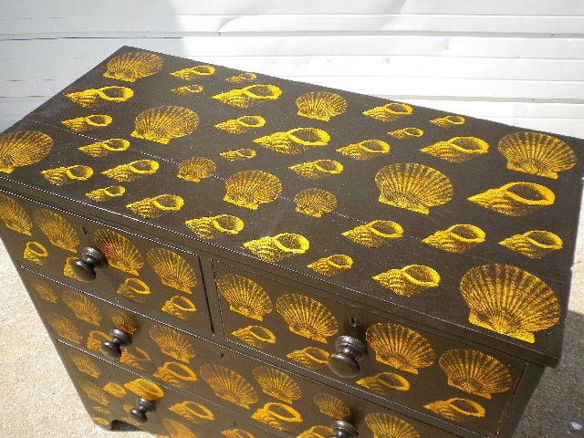 English Chest of Drawers with Decoupage Shell Design In Good Condition For Sale In Bridgehampton, NY