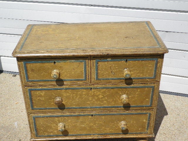 Painted Chest of Drawers In Good Condition In Bridgehampton, NY