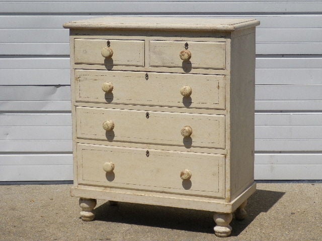 Painted chest of drawers In Good Condition For Sale In Bridgehampton, NY