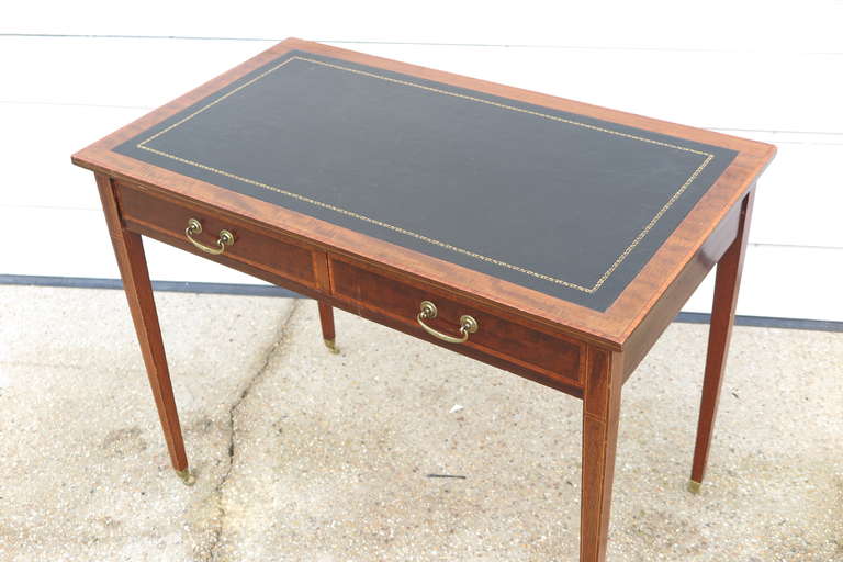 English Leather Top Desk In Good Condition For Sale In Bridgehampton, NY