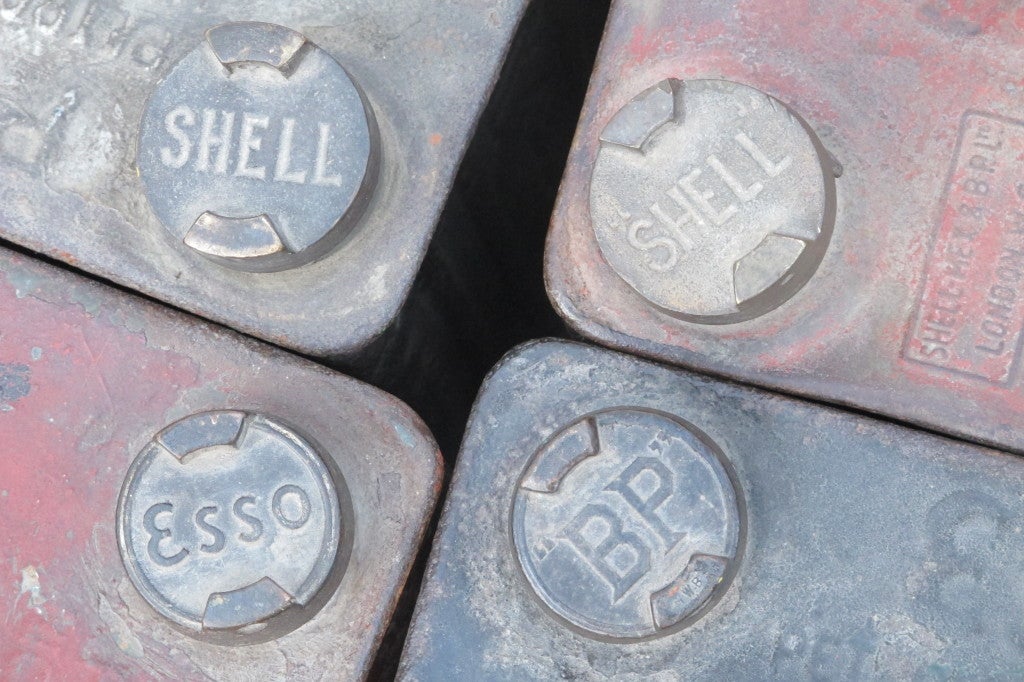 Vintage Shell Gas Cans In Good Condition For Sale In Bridgehampton, NY