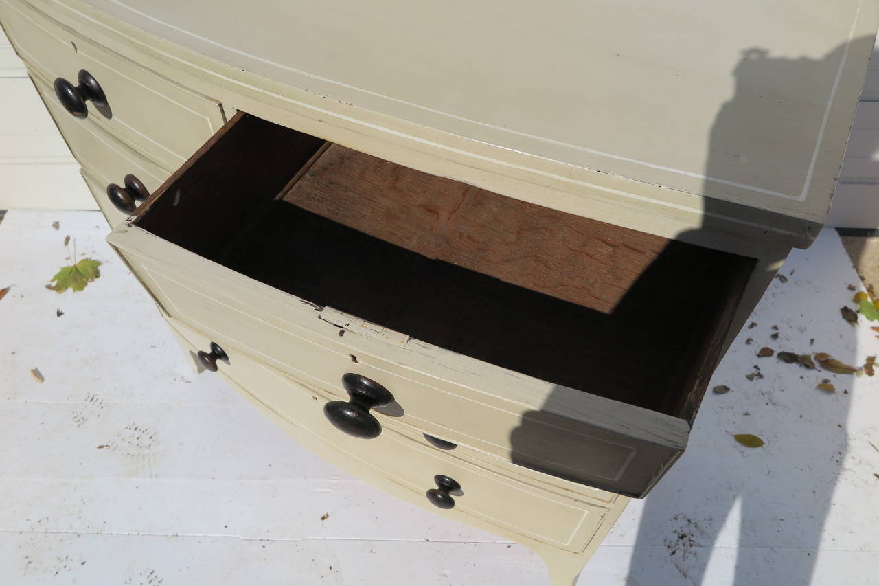 Bow Front Regency Chest of Drawers In Good Condition In Bridgehampton, NY