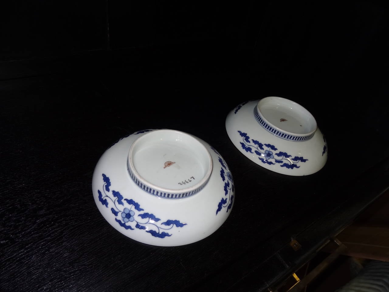 A Pair of Nabeshima Porcelain Dishes In Excellent Condition In Long Island City, NY