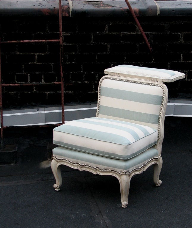 Louis XV Style Voyeuse In Excellent Condition For Sale In Long Island City, NY