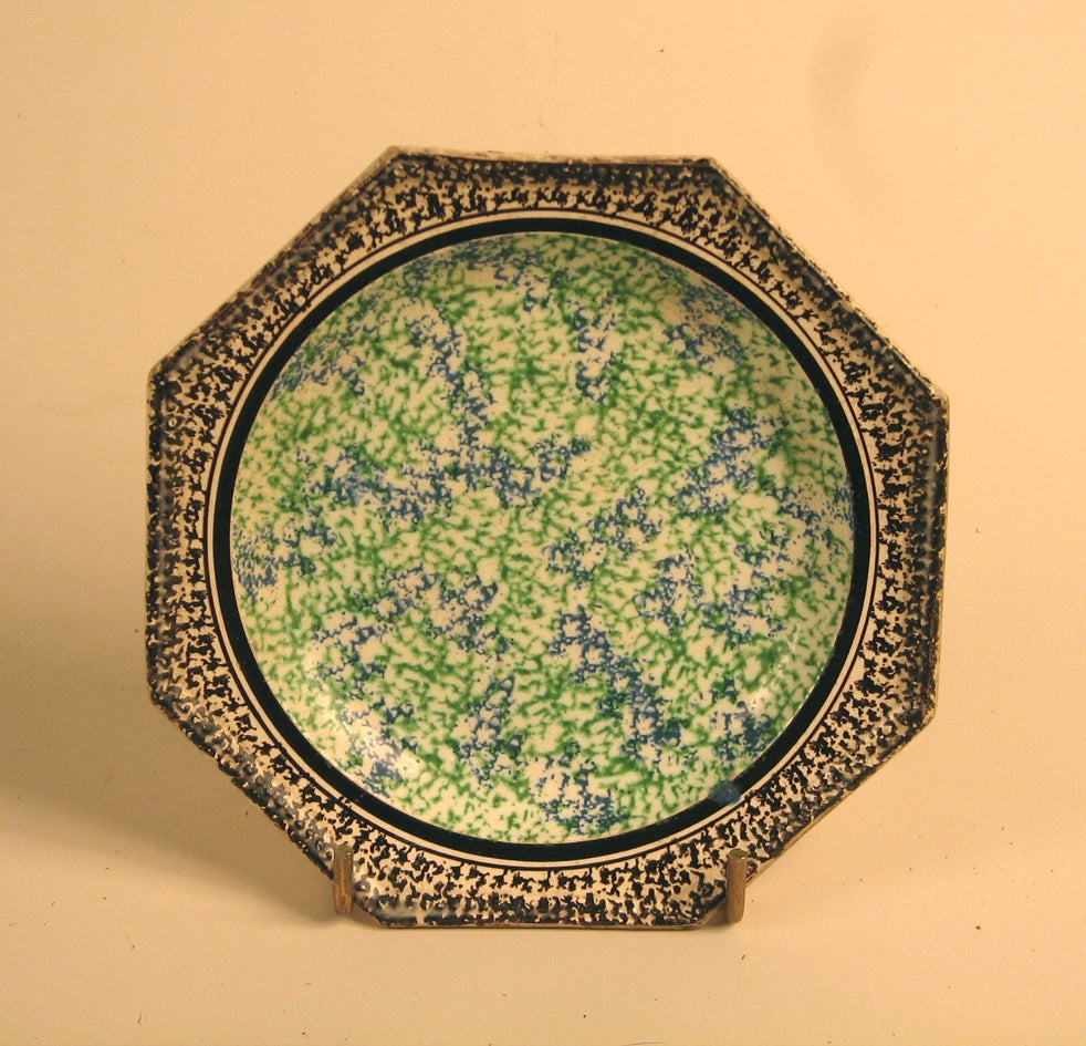 An octagonal Forge-les-eaux bone china plate with green and blue sponge docoration. France, circa 1855.