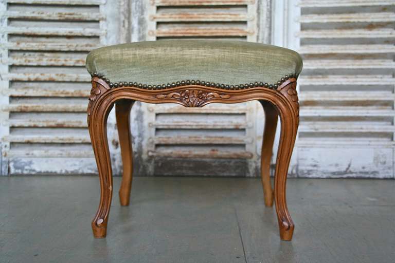 French Louis XV style bench in green velvet. Most likely made in the 1920s. Matching armchairs are also available: SN1012-24.