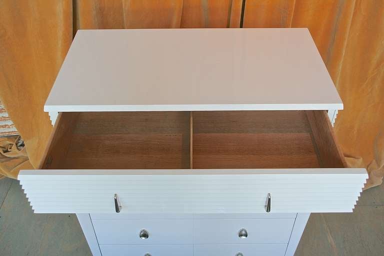 Moderne Lacquered Chest of Drawers 4