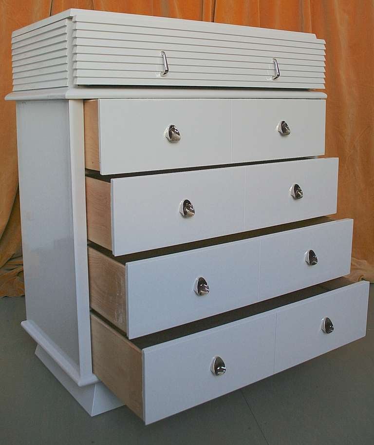 Moderne Lacquered Chest of Drawers In Excellent Condition In Buchanan, NY