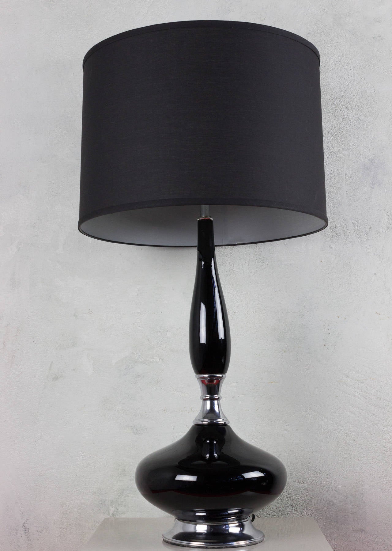 Hollywood Glam black ceramic lamp with chrome base and details. Very good vintage condition.

Not sold with shade.

Ref #: LT0115-03

Dimensions: 38