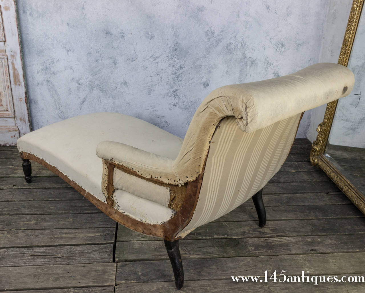 French 19th Century Scrolled Back Chaise Longue in Muslin 1