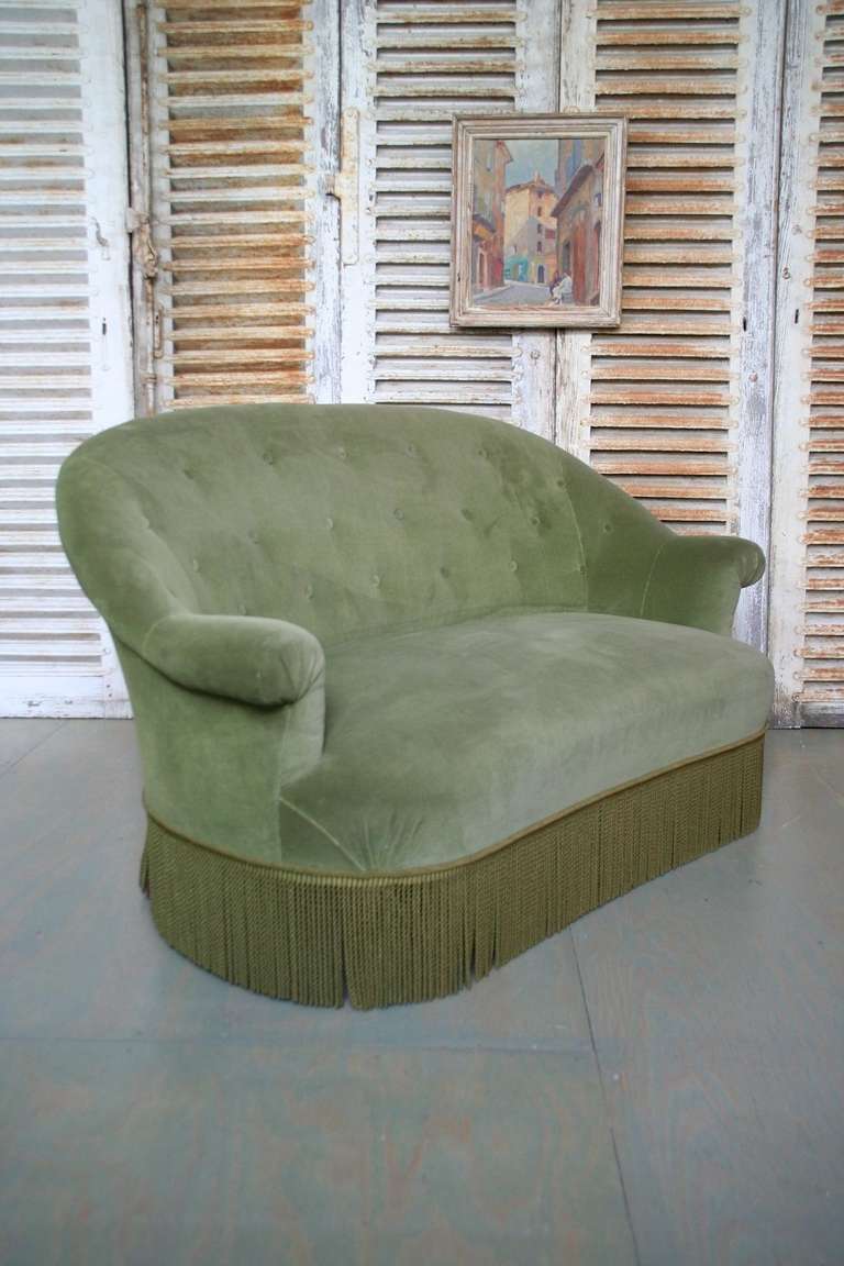 Small French Settee in Green Velvet In Excellent Condition In Buchanan, NY