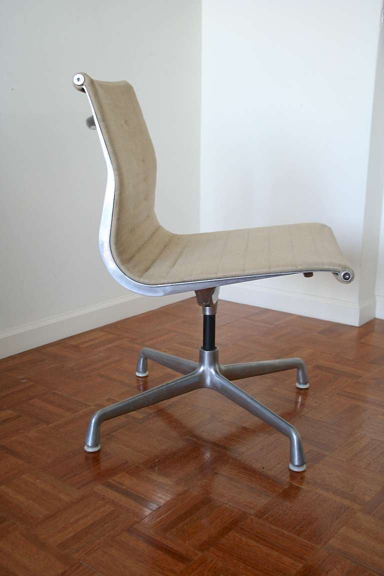 Pair of Eames Swivel Chairs In Good Condition In Buchanan, NY