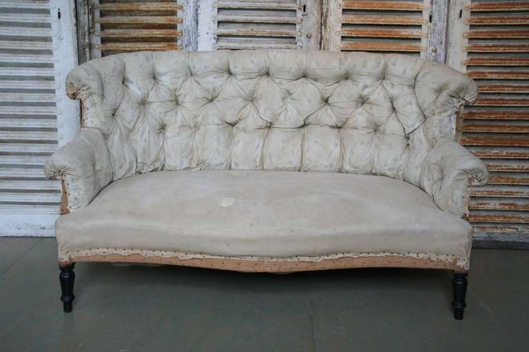 French 19th Century Napoleon III Tufted Settee in Muslin