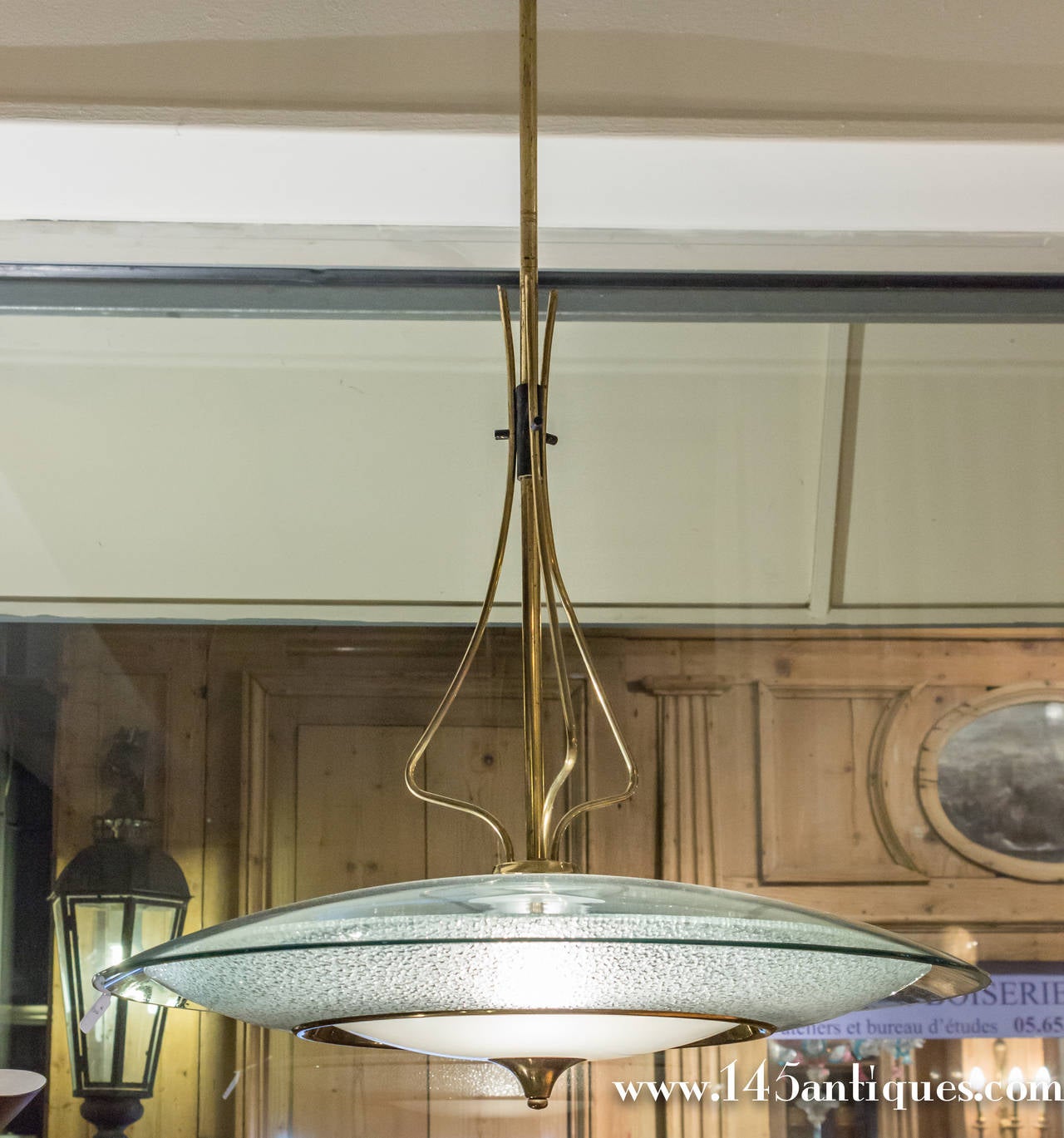 This exceptional chandelier is from Italy, circa 1960 and is most likely by Fontana Arte. The frosted and clear glass gives it a wonderful contrast to the brass fittings, circa 1960.

Item located in France, please allow 4 to 6 weeks delivery to