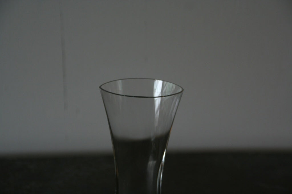 Verre Petit vase en verre transparent français du milieu du siècle en vente