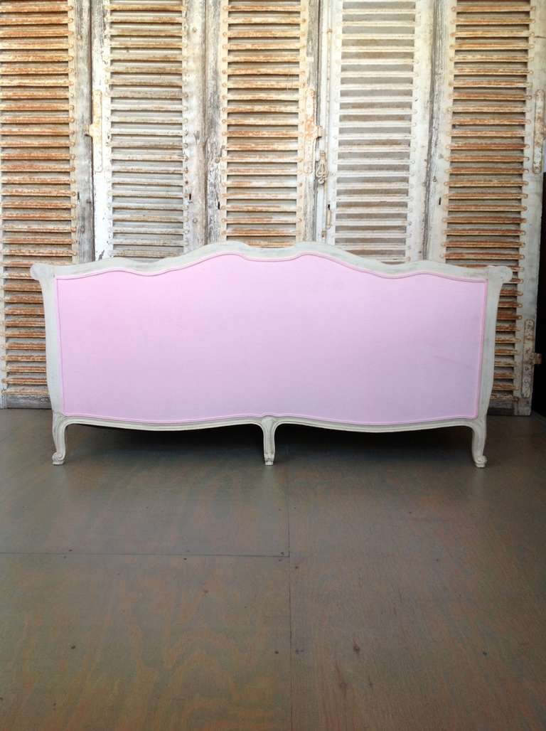 French Louis XV Style Pink Sofa In Good Condition In Buchanan, NY